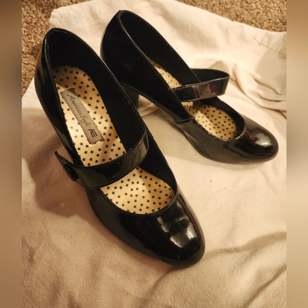 American Eagle Black Patent Mary Jane pumps *9 wide*